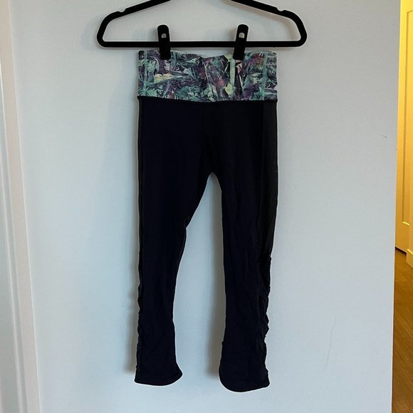 Lululemon‎ cropped leggings in navy with floral patterned waistband - Picture 2 of 6